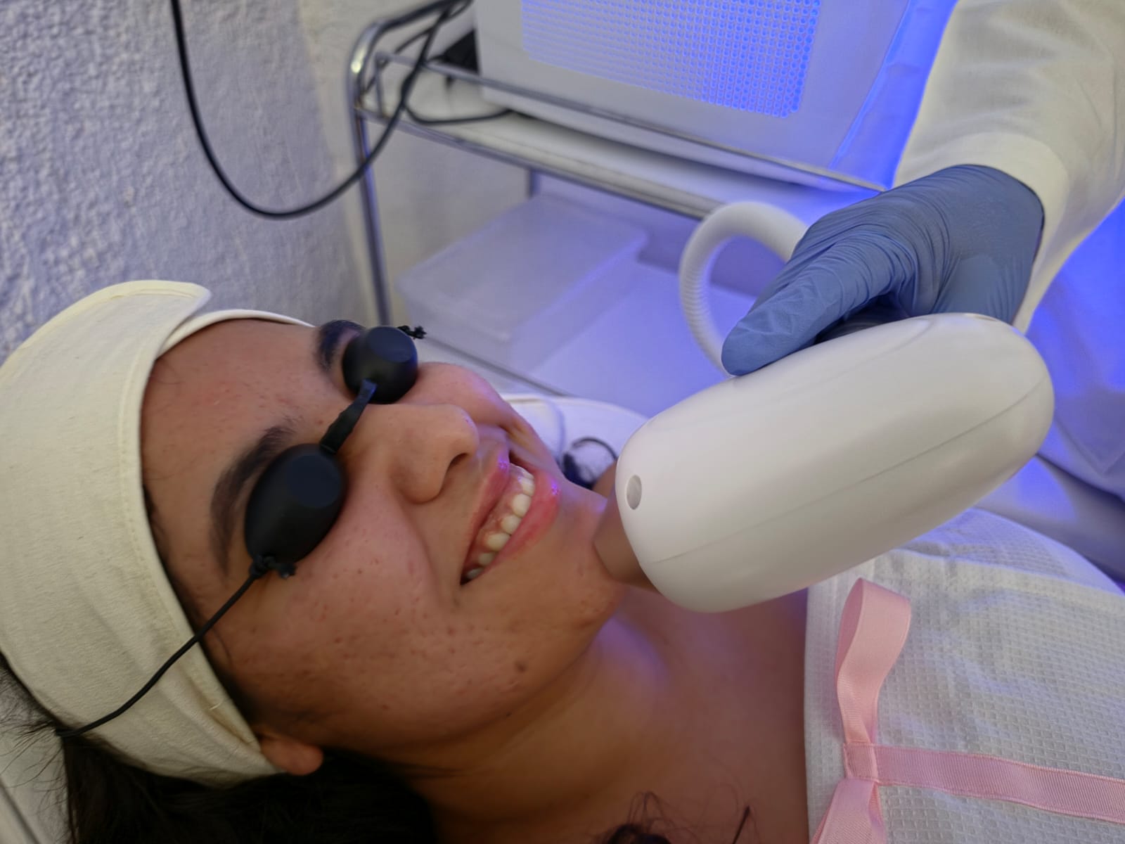 Paciente recibiendo láser facial en Vitta